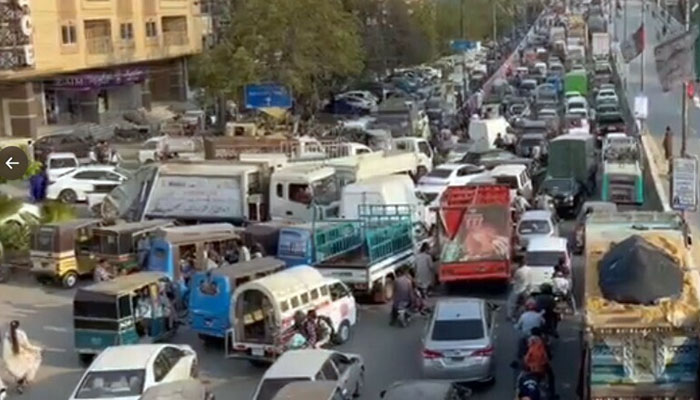 بجلی کی عدم فراہمی کیخلاف علاقہ مکینوں کا احتجاج، بدترین ٹریفک جام
