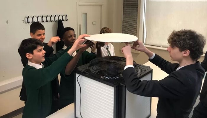 جنوبی لندن میں ایلم گرین اسکول کے طلباء نے کلاس رومز کو آلودگی سے بچانے کیلئے آلات بنالئے