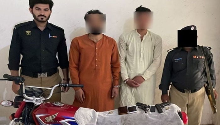 موبائل فون ڈکیتی میں ملوث افغان گروہ کا سرغنہ ساتھی سمیت گرفتار