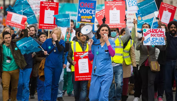 تنخواہ کا تنازع: انگلینڈ بھر میں جونیئر ڈاکٹرز کی چار روزہ ہڑتال شروع