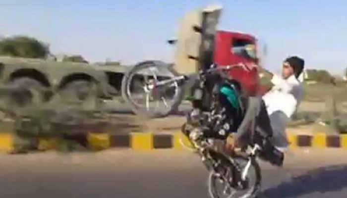 موٹر سائیکل ریس لگانے والے 3 نوجوان گرفتار