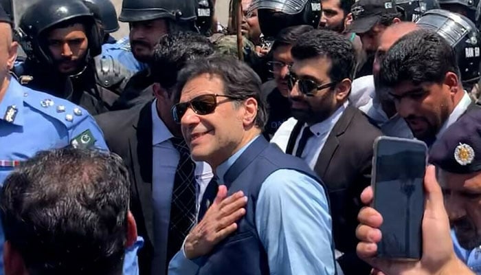 عمران کا قانونی ڈرامہ، بدعنوانی الزام پر گرفتاری، ملک سیاسی بدامنی میں تبدیل، عالمی میڈیا