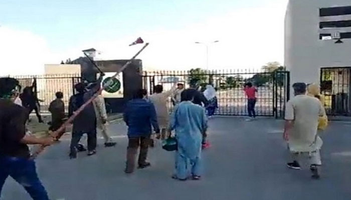 GHQ حملہ، پرتشدد مظاہروں میں سرکاری ملازمین بھی حصہ لیتے رہے