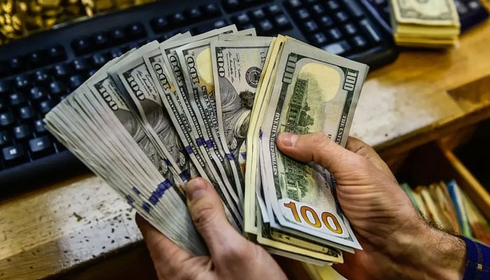 انٹر بینک میں ڈالر کی قیمت 1.60 روپے تک کم