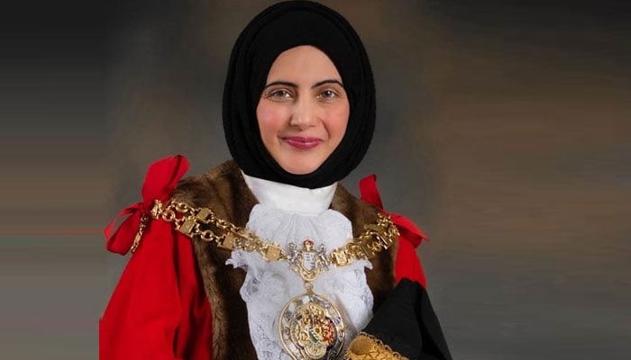 کونسلر تفہیم شریف ٹیمسائڈ کونسل کی پہلی مسلم خاتون میئر منتخب