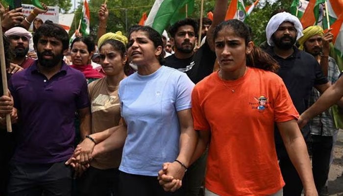 احتجاج کرنے والے چیمپئن بھارتی ریسلرز گرفتار