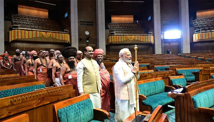 ہندو پنڈتوں کی موجودگی میں مودی نے پارلیمنٹ کی نئی عمارت کا افتتاح کردیا، اپوزیشن کا بائیکاٹ
