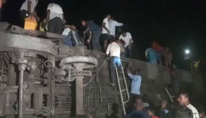 بھارت میں مسافر اور مال برادر ٹرینوں میں خوفناک تصادم، 120 ہلاک