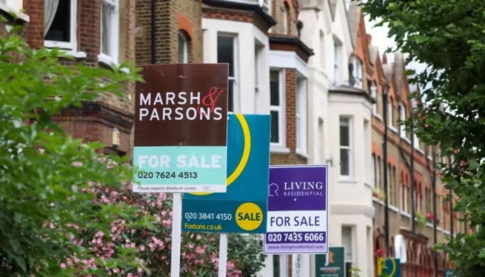 برطانیہ میں گھروں کی قیمتیں گرنے کی رفتار تیز، خریدار بڑھتی شرح سود سے پریشان