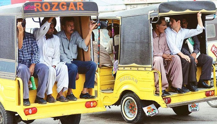 کراچی، پٹرول کم، پھر بھی چنگ چی والوں کا کرایہ کم کرنے سے انکار