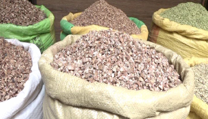 مسافر بس سے گٹکا ماوا میں استعمال ہونیوالی لاکھوں روپے کی چورا چھالیہ برآمد