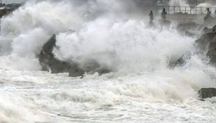سمندری طوفان کراچی سے ٹکرانے اور 25  فٹ تک اونچی لہروں کا امکان، ساحلی علاقوں میں الرٹ