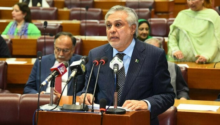 215 ارب کے مزید ٹیکس، IMF کی شرائط پوری، 17 سے 22 گریڈ تک کے ملازمین کی دہری پنشن پر پابندی، بوجھ عام آدمی پر نہیں پڑے گا، اسحاق ڈار