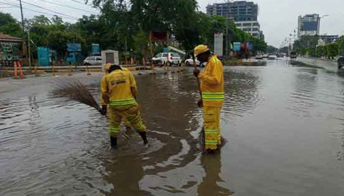 حالیہ بارشیں، وزیرِاعظم لاہور میں نکاسی آب کا بروقت انتظام نہ ہونے پر برہم