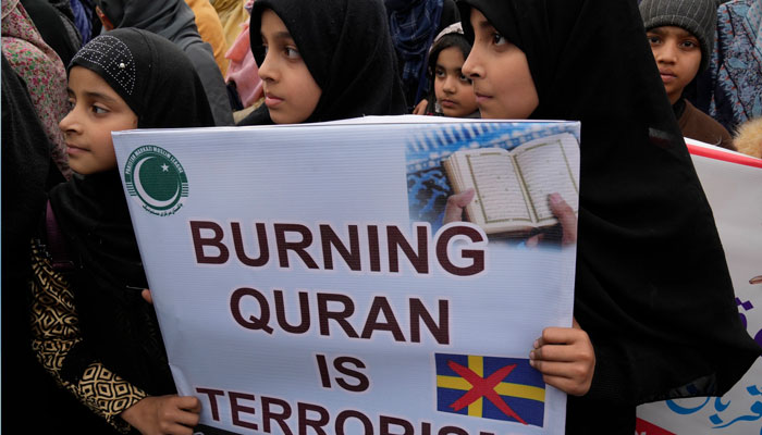 سویڈن میں قرآن کی پھر بے حرمتی، بغداد میں سویڈش سفارتخانہ جلادیا، سفیر بے دخل