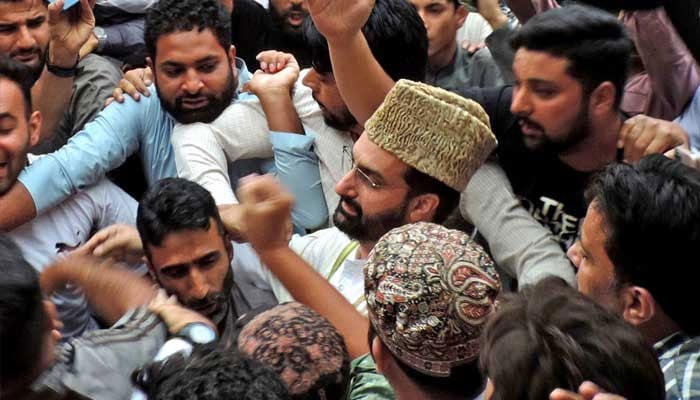 میر واعظ 4 سال بعد رہا، ہزاروں کشمیری جامع مسجد سری نگر میں جمع