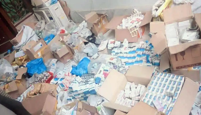نیشنل میڈیسن اور تھوک مارکیٹ پر چھاپہ، جعلی دوائیں برآمد، 2 دکانیں سیل