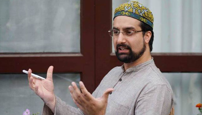 حریت رہنما میر واعظ عمر فاروق کی جامع مسجد آمد کے موقع پر نعرے لگانے کے الزام میں 10 کشمیری گرفتار