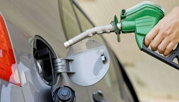 پٹرول کی قیمت میں 8 روپے کمی، ڈیزل 11 روپے سستا