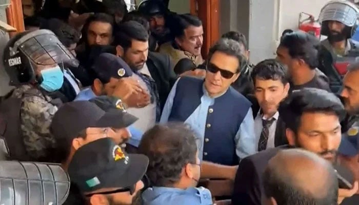 عمران کسی بھی طرح سائفر کیس میں بچتے نظر نہیں آرہے ہیں، تجزیہ کار