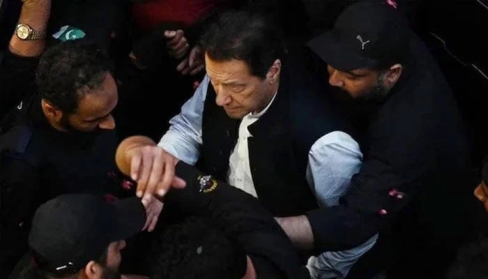 عمران خان کو پیش کرنا سکیورٹی رسک ہے، وزارت داخلہ نے الیکشن کمیشن کو آگاہ کردیا