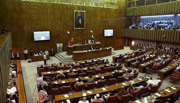 سینیٹ، فوجی عدالتوں کے حق میں منظور قرارداد کیخلاف اپوزیشن کا پھر احتجاج