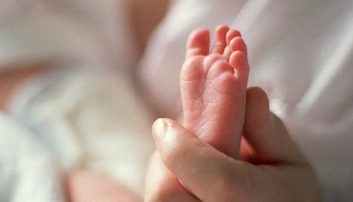 کورنگی کے اسپتال میں داخل خاتون سے شوہر ایک دن کا بچہ چھین کر فرار
