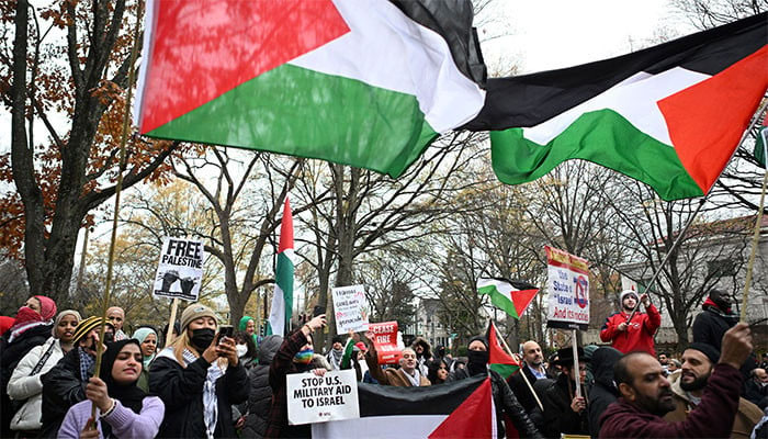 امریکا، اسرائیلی قونصلیٹ کے باہر فلسطینی پرچم لیکر احتجاج کرنے والی خاتون نے خود کو آگ لگالی
