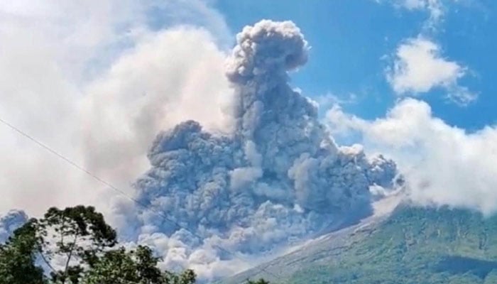 انڈونیشیا میں آتش فشاں پھٹنے سے تین کلومیٹر بلندی تک لاوا پھیل گیا