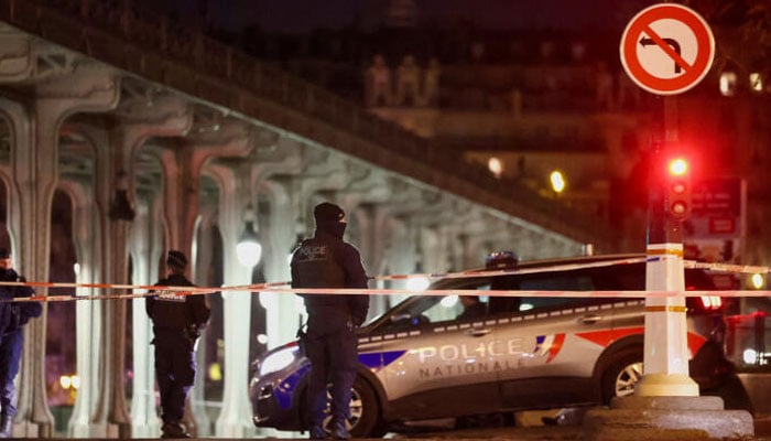 پیرس: ایفل ٹاور چاقو حملے کو دہشت گرد واقعہ قرار دے دیا گیا