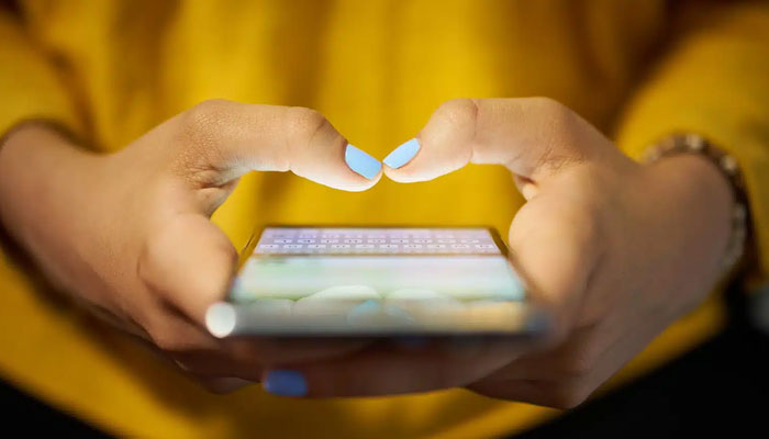 سوشل میڈیا کا بہت زیادہ استعمال، کم عمر نوجوانوں کیلئے نقصان دہ ہے، اسٹڈی رپورٹ
