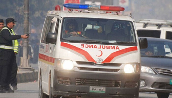 کندھ کوٹ: مسافر وین کا ٹرک سے تصادم ، چار افراد جاں بحق، 11 زخمی