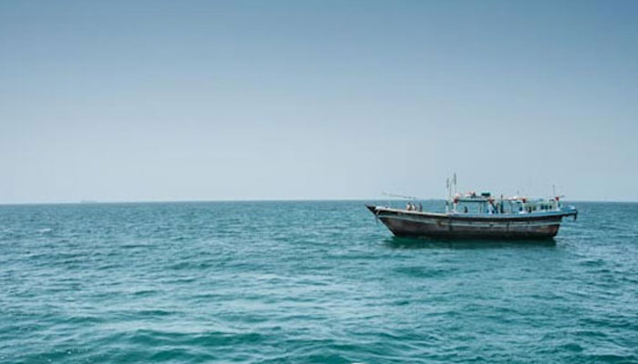 پاکستان نیوی نے سمندر میں پھنسی ماہی گیروں کی کشتی کو دوسری جانب پہنچایا