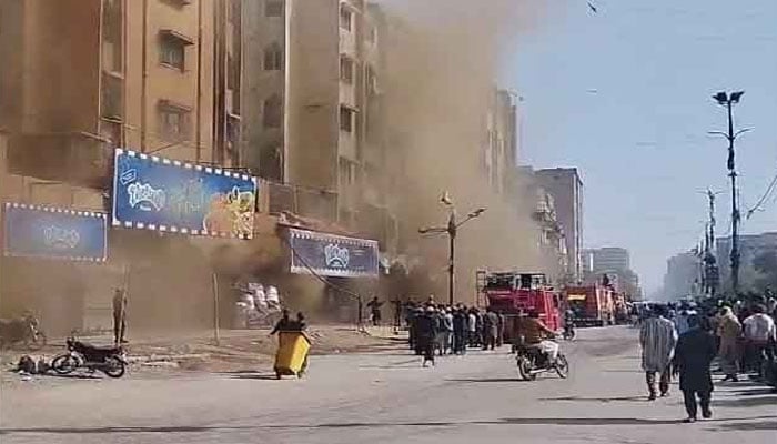ایم اے جناح روڈ پر واقع اقبال پلازہ کی دکانوں میں آگ