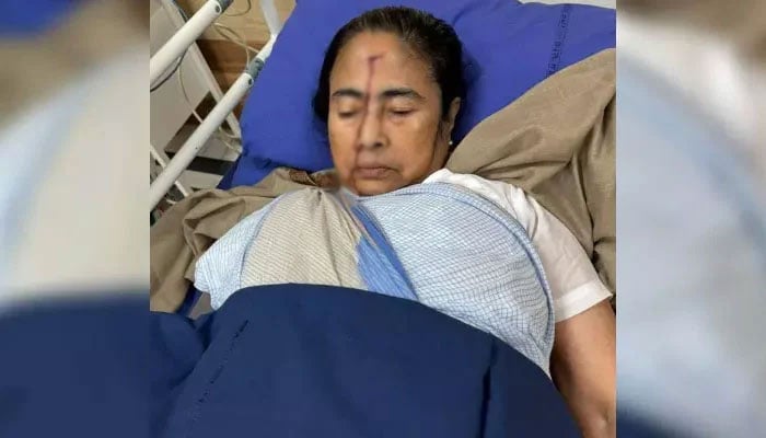 بھارت، مغربی بنگال کی وزیراعلیٰ ممتا بینر جی اپنے گھر میں گر کر زخمی، اسپتال میں داخل