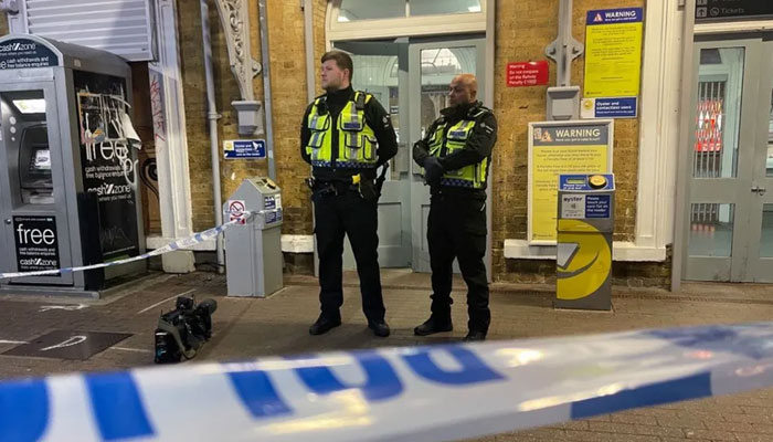 لندن: چلتی ٹرین میں چھرا گھونپے جانے کے بعد ایک شخص کی حالت نازک