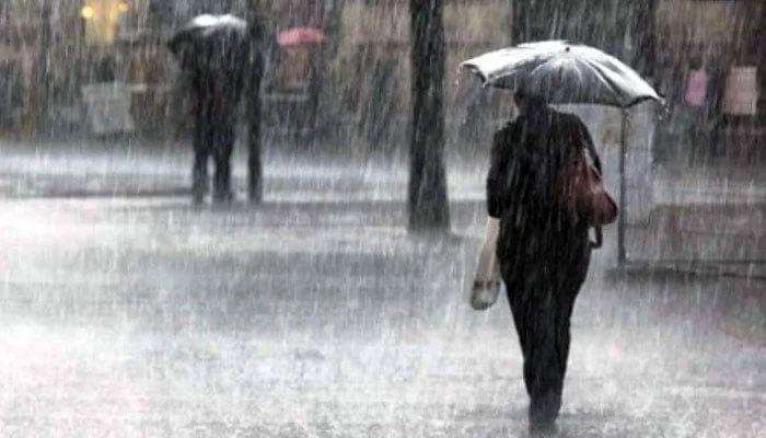 شہر میں بارش سے موسم خوشگوار، آسمانی بجلی گرنے کے واقعات، نشیبی علاقوں میں پانی جمع
