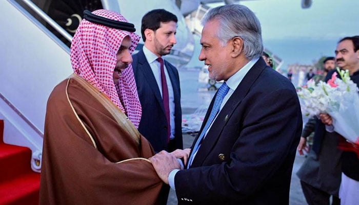 سعودی وفد کی آمد، بڑی سرمایہ کاری متوقع، شہزادہ فیصل بن فرحان کی قیادت میں مہمانوں کا نور خان ایئربیس پر پرتپاک استقبال