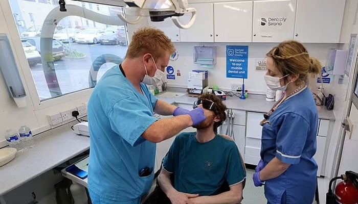 برطانیہ: افرادی قوت میں کمی، NHS میں دانتوں کے علاج کیلئے 5 برس کا طویل انتظار