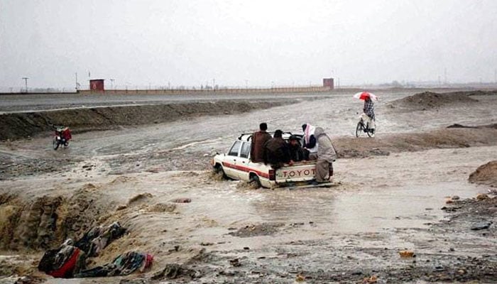 بارش سے بلوچستان بھر میں تباہی، ندی نالوں میں طغیانی، ہرنائی ریل سروس بند، برقی تنصیبات اور کھمبوں کو نقصان