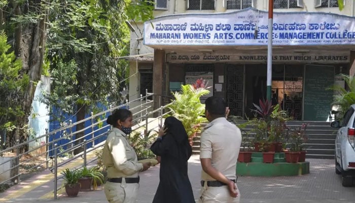 دہلی میں برقع پوش مسلم خواتین کو کیفے میں داخلے سے روک دیا گیا