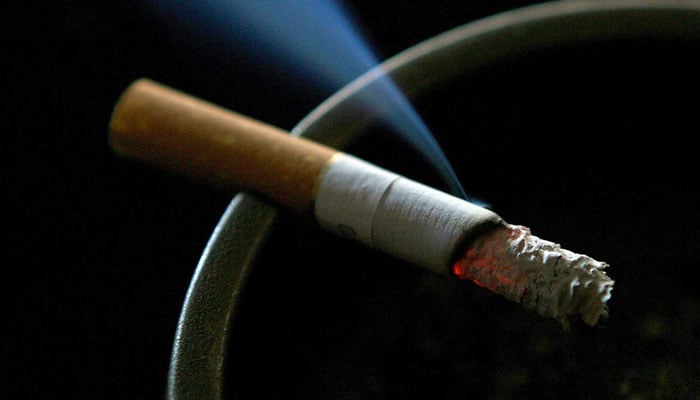 برطانیہ میں متمول اور متوسط طبقے کی 45 سال سے کم عمر خواتین میں سگریٹ نوشی کی شرح میں اضافہ