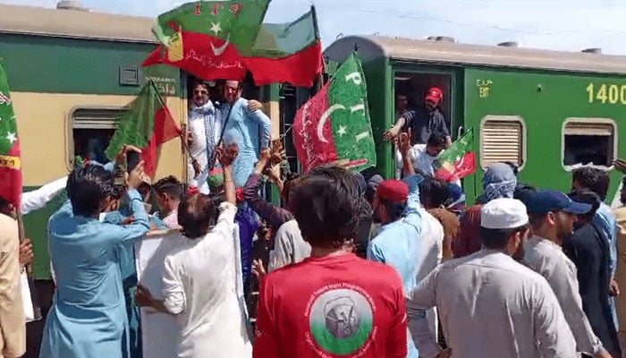 پی ٹی آئی کے تحت کراچی سے سکھر تک ٹرین مارچ