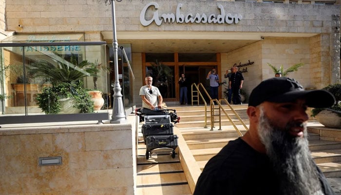 اسرائیلی اہلکاروں کا الجزیرہ کے دفاتر پر دھاوا، اسرائیل میں نشریات زبردستی بند کروادی