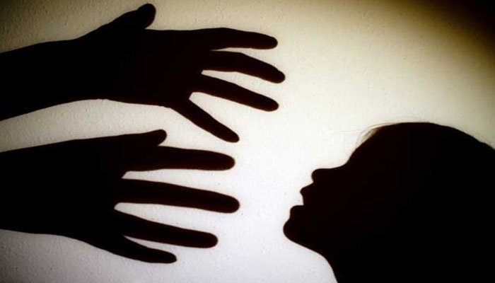 7 سال کی بچی سے مبینہ زیادتی کی کوشش، ملزم پر شہریوں کا تشدد، پولیس کے حوالے