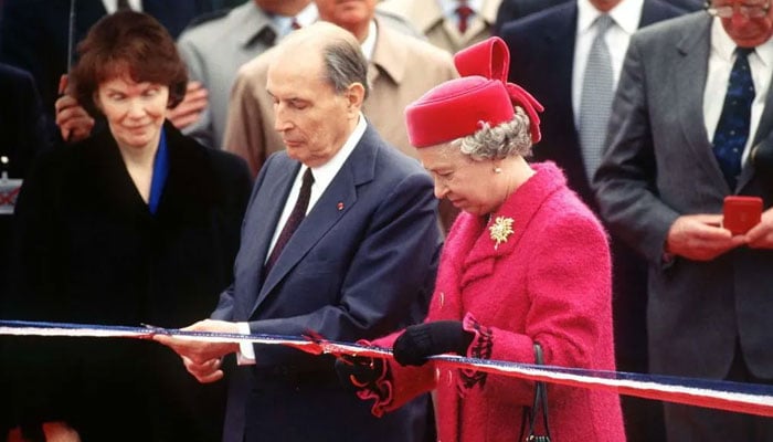 چینل ٹنل قیام کے 30 سال مکمل، افتتاح ملکہ الزبتھ دوم، فرانسیسی صدر فرانکوا نے کیا