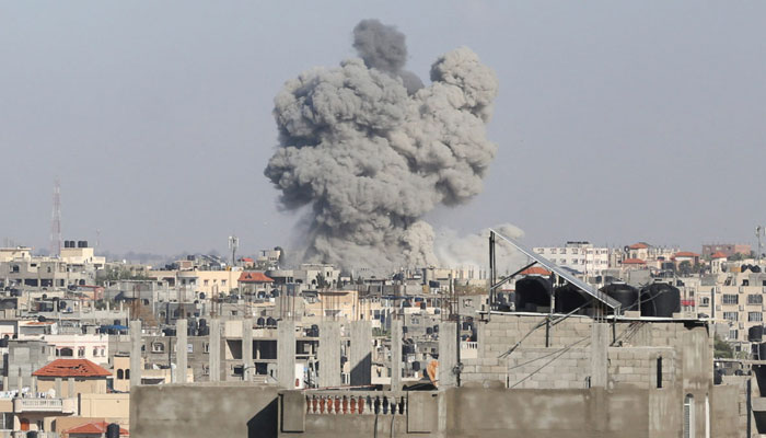 شدید بمباری کے بعد اسرائیلی فوج کا رفح سے فلسطینیوں کا زبردستی انخلاء