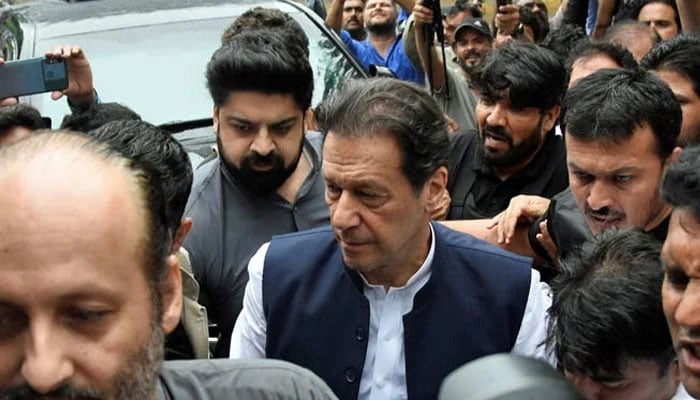 عمران خان پارلیمان کے ذریعے معاملات آگے چلائیں، تجزیہ کار