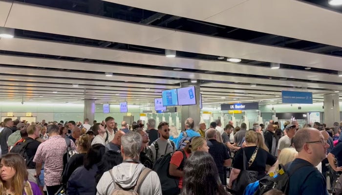 پاسپورٹ آئی ٹی سسٹم ناکارہ ہوجانے سے ہوائی اڈوں پر سیکیورٹی افراتفری، مسافروں کو شدید اذیت