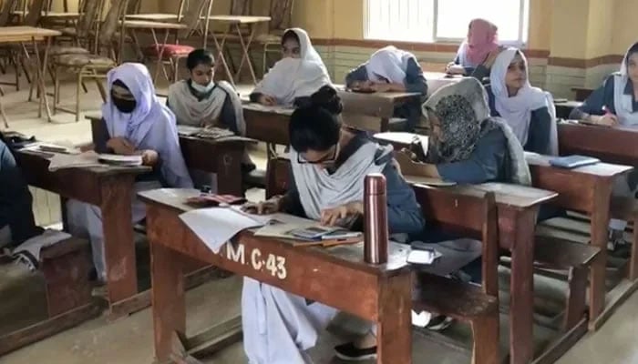میٹرک  کے امتحانات کے دوران لوڈشیڈنگ سے طالبات کی حالت بگڑ گئی